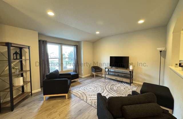 Gorgeous 3 Bedroom Townhouse in Lorson Ranch Gallery 4