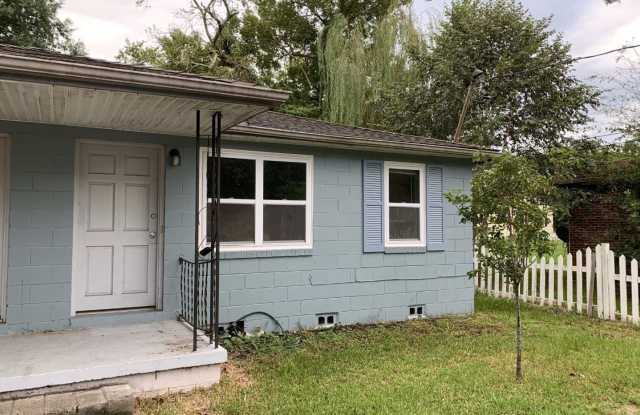 Two Bed Duplex Near Avondale! Great location! - 1519 Balsam Street, Charleston, SC 29407