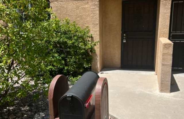 Charming Townhouse Complex . This diamond in the ruff Townhouse boasts 3 bedrooms and 1.5 bathrooms. - 605 High Street Northeast, Albuquerque, NM 87102