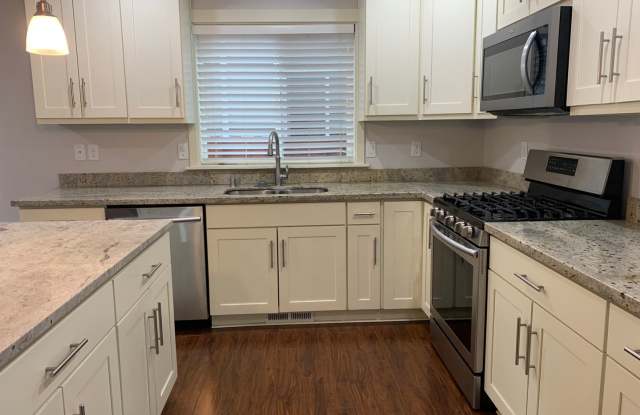 Lovely 3 bedroom Home at end of cul-de-sac - Low Maintenance Yard Gallery 4