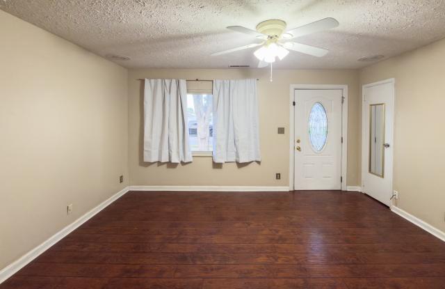 668 Greenbriar St Gallery 2