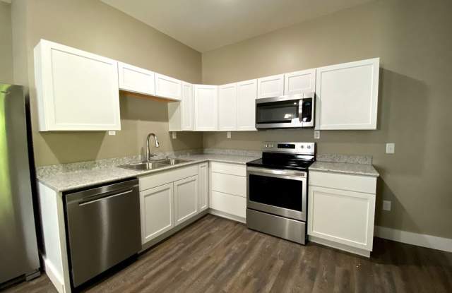August 2028 - Remodeled - 5 bed, 5 bath! Gallery 4