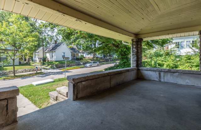 311 E 11th - 5Bed/2Bath - Onsite Parking Available! Gallery 4