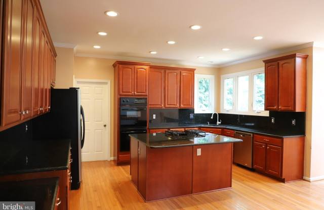 2519 GLENLAWN PLACE Gallery 4