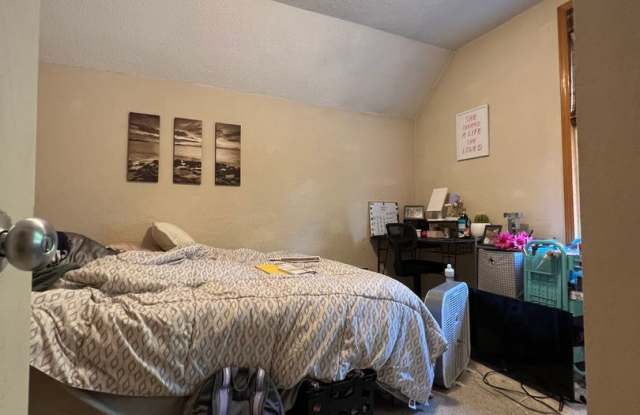 Spacious 5 Bedroom, 2 Bathroom Home for Rent – Near UW-La Crosse - 127 20th Street South, La Crosse, WI 54601