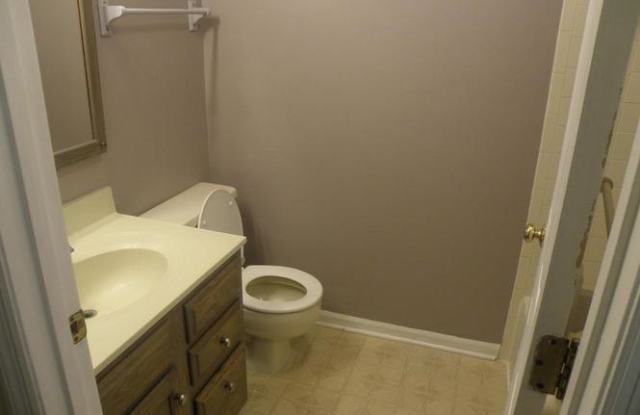 909 Woodbridge Court, Unit E Gallery 3