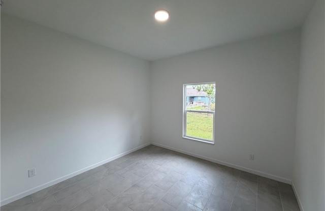1092 Norton Avenue S Gallery 3
