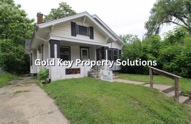 Spacious 3 BR 1 BA House with Dining Room and Fenced Backyard. (SECTION 8 APPROVED) photos photos