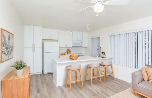 On Sail Bay in Pacific Beach! Updated 2 Bedroom / 2 Bath Condominium REDUCED DEPOSIT $2000! photos photos