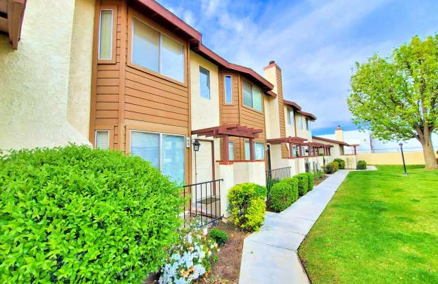Spacious Townhome in Desirable Cypress Glen Community - Available June 2025 Gallery 1
