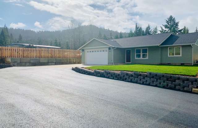 Newer 3 bedroom 2 bath house in Sutherlin photos photos