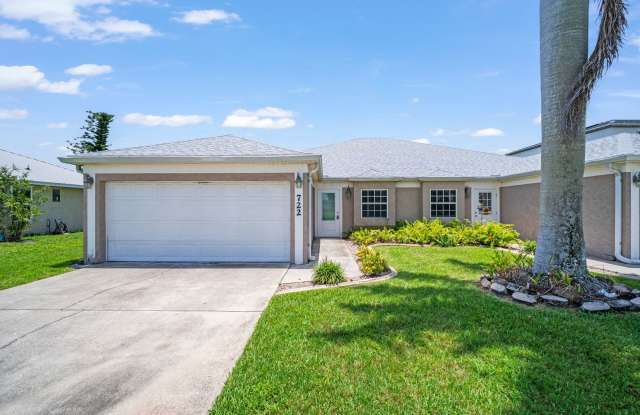 Spacious and updated 3-bedroom, 2-bath duplex in Cape Coral with freshwater canal photos photos