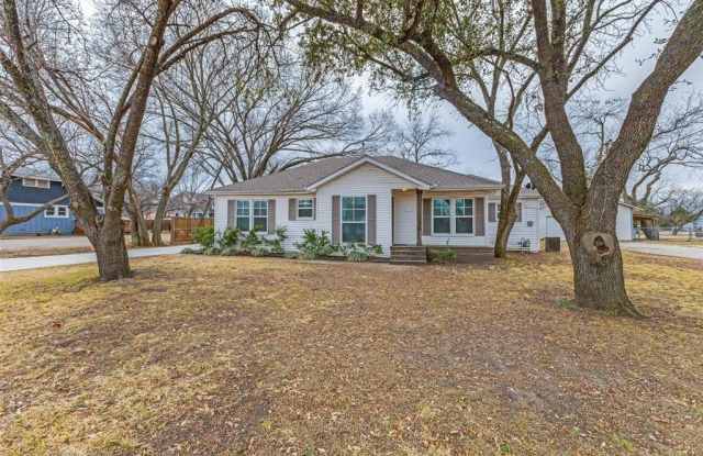 305 W Trinity Street - 305 West Trinity Street, Forney, TX 75126
