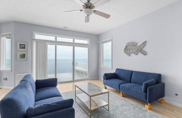 Make Chesapeake Bay views part of your everyday at 121 Grand View Dr in Hampton, Virginia! Gallery 3