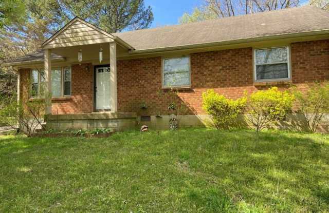Mt Juliet 3/2 with a large detached garage -privacy photos photos