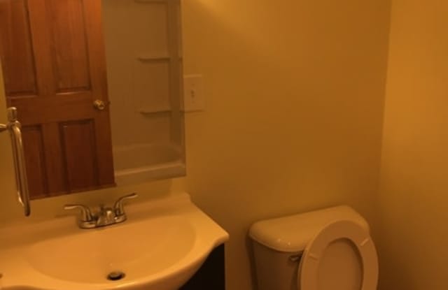 208 1/2 W Washington St - Unit B Gallery 2