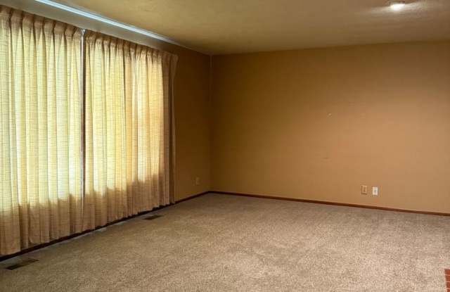 Beautifully Landscaped Single Level House in Well Established NE Salem Neighborhood - Pet Friendly Gallery 1