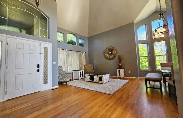 Long Realty & Property Management - Wonderful 6 Bedroom Home Backing to a Golf Course Gallery 4