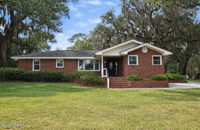 702 Center Drive W - 702 Center Drive West, Beaufort, SC 29902