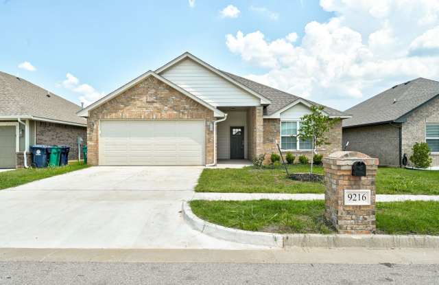 Gorgeous 4 bed 2 bath in Yukon! Gallery 1