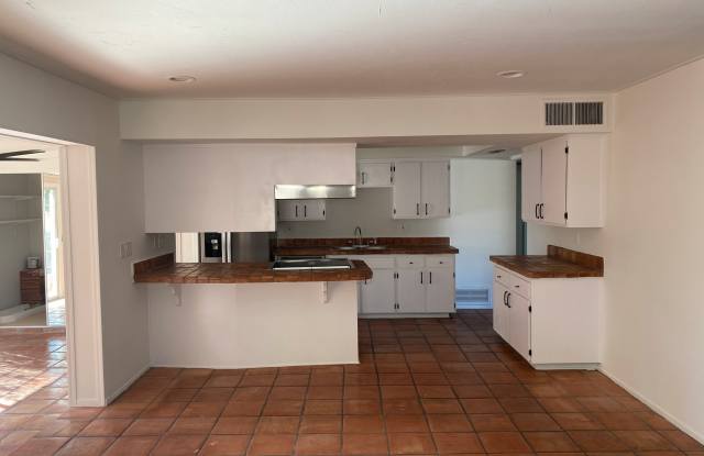 8537 E Valley Vista Dr - 8537 East Valley Vista Drive, Scottsdale, AZ 85250