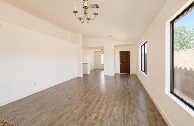 5256 W PLEASANT Lane Gallery 4