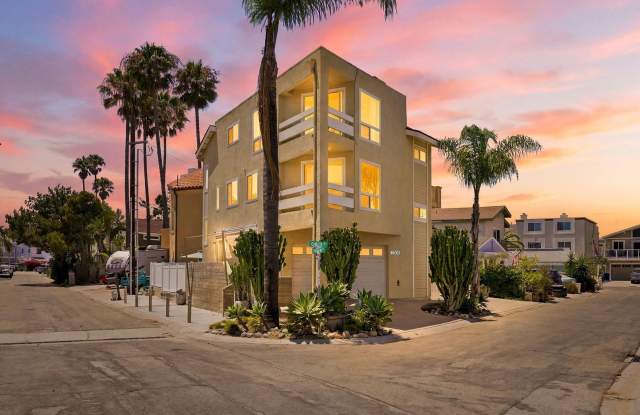Oxnard / Silver Strand Beach / 2 bedroom 1 full bathroom with 2 half bathrooms Gallery 3