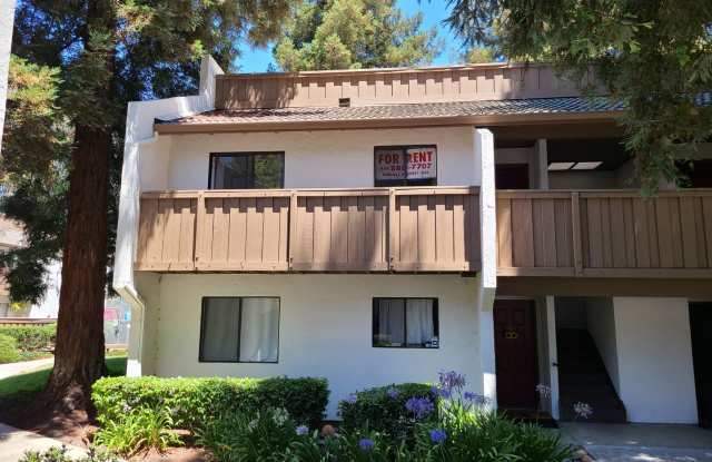 2 bed 1 bath upstairs condo / 2 balconies and extra storage - 2201 Monroe Street, Santa Clara, CA 95050