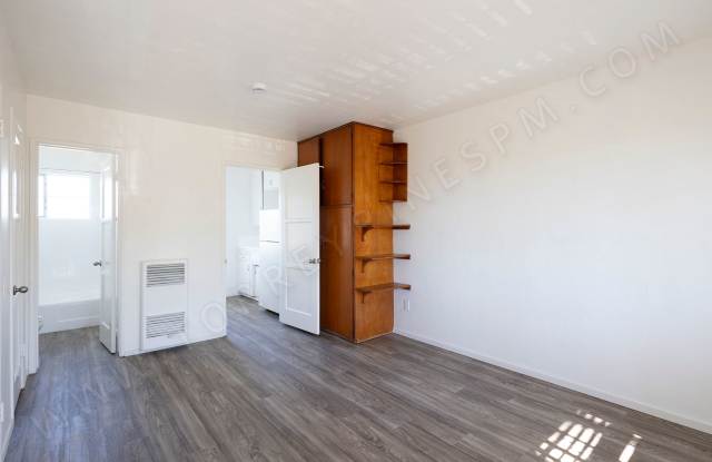 OPEN HOUSE: 11/29 2-3PM ~ Beautiful Studio Available, A Must See! photos photos