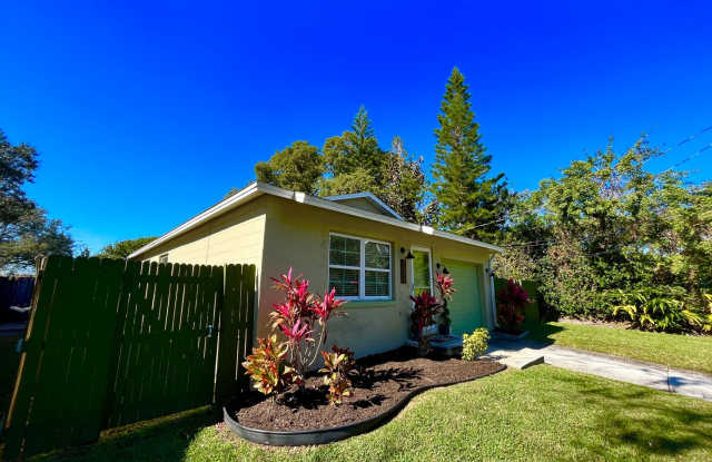 FOR RENT - 3/2 w/Garage - 1232 Sasoon Ave photos photos