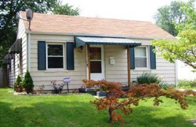 Coming soon! Great 2 bedroom with AC and detached garage! photos photos