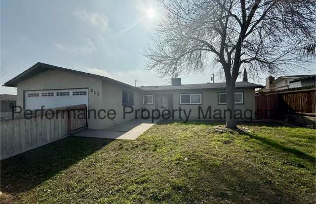 Cute 3 Bed/2 Bath Home in Taft w/ $0 Deposit Option - 211 Ash Street, Taft, CA 93268