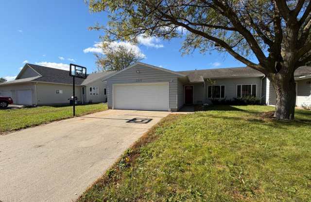 Spacious 3-Bed, 2-Bath Brandon Home with Finished Basement & 2-Stall Garage Gallery 3