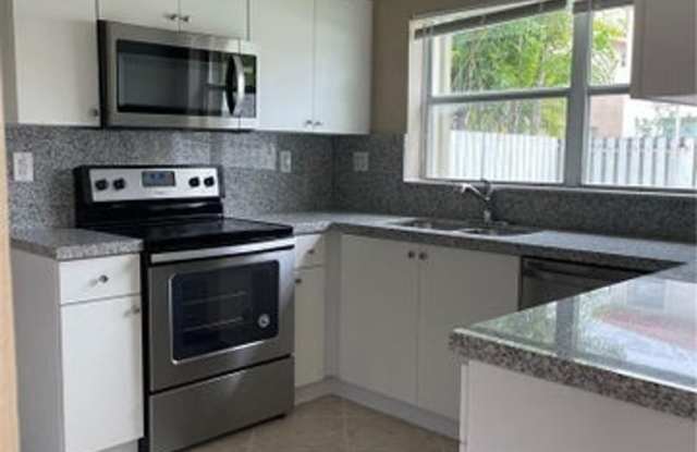 19250 NW 12TH Manor, Pembroke Pines, FL 33029 - 4504 Gallery 1