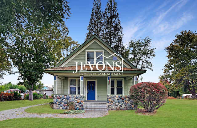 Charming 3-bedroom home with fenced backyard – Just minutes away from Ahtanum Valley Elementary School photos photos