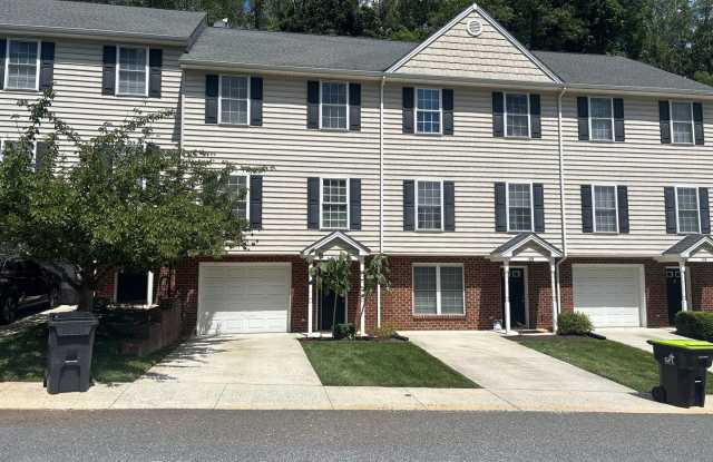Crescentwood Townhomes on Lakeside Drive Gallery 1