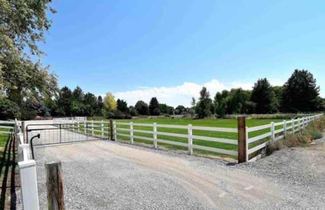 Unique Acreage Property with Shop Space & Business Space Potential | South Meridian Gallery 4