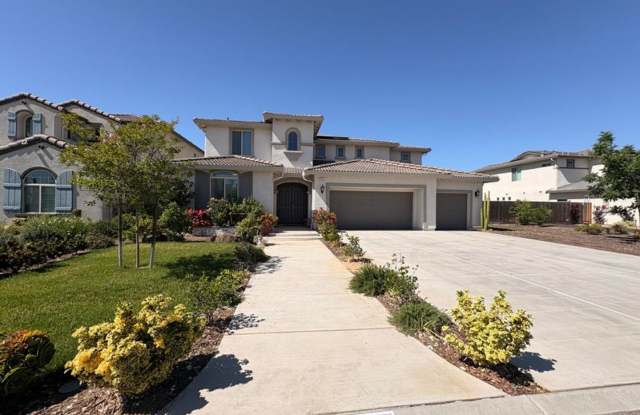 Modern 4 Bedroom, 4 Bathroom Home For Rent in Dinuba Gallery 3