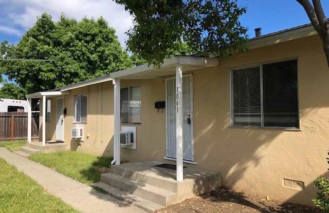 AVAILABLE NOW !!! NORTH VACAVILLE - E. MONTE VISTA AVE 1 bed/1 bath apartment! Private lot with large courtyard for all residents! photos photos