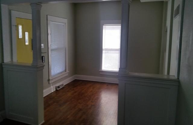 3 bedroom home Washer/Dryer Included - Pre-Leasing for 25/26 School Year! - 216 South Manhattan Avenue, Manhattan, KS 66502