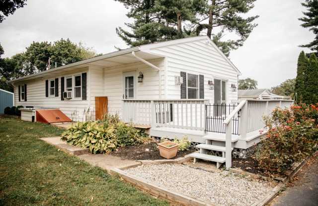 FULLY FURNISHED SINGLE FAMILY HOME - INTERNET AND BASIC CABLE INCLUDED - 5% ACTIVE MILITARY DISCOUNT - INTERNET AND LOCAL CABLE INCLUDED WITH RENT Gallery 3