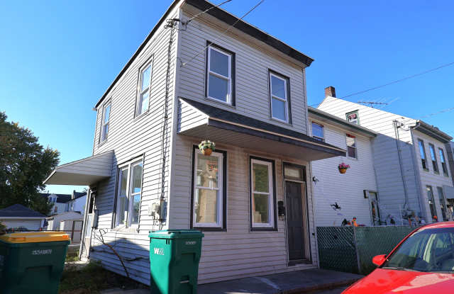 208 Mifflin St Gallery 1
