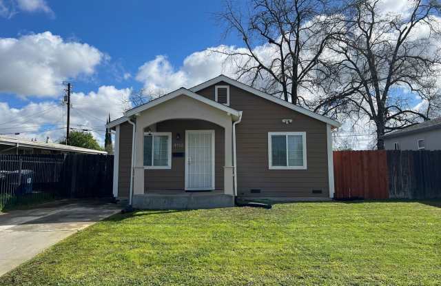 UPDATED 3 BEDROOM HOUSE WITH LARGE BACKYARD! photos photos