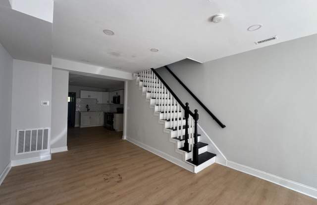 921 N PINE Street Gallery 4