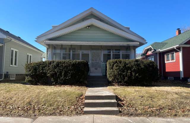 Spacious updated 4 bed 2 bath home in the heart of Rock Island! - 1516 39th Street, Moline, IL 61265