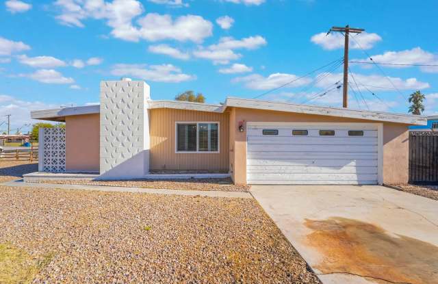 Charming 3 bedroom home for rent with a Western themed yard! photos photos