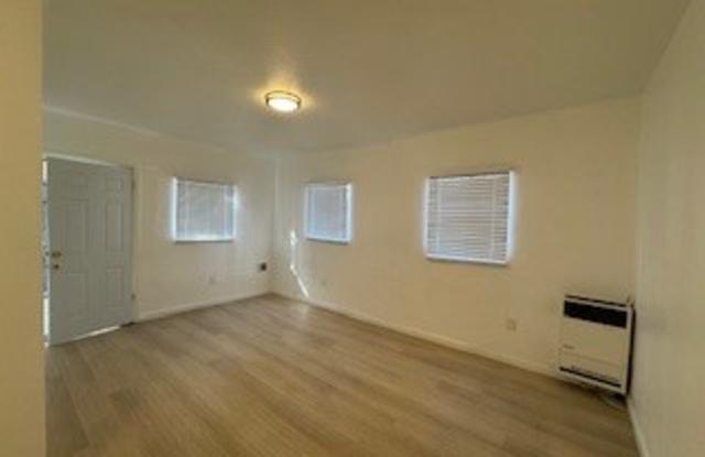 238 3/4 E. 51st St. photos photos