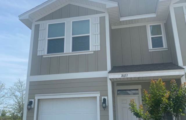 Great Townhome in Lynn Haven! *A-D MILITARY SPECIAL: 1/2 Off Security Deposit  First Month's Rent!!* photos photos