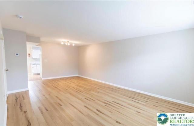 104 Empire Court Gallery 4