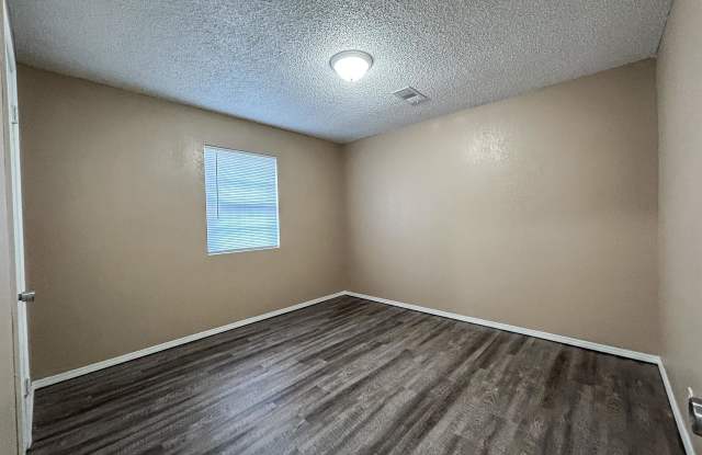 2100 Lynn Lane - A Gallery 4